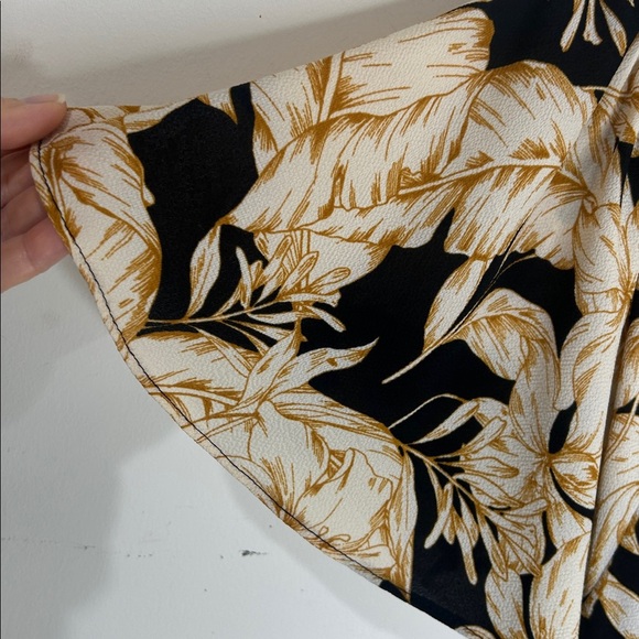 ROSE + OLIVE Black Ivory Smocked Floral Print Flutter Sleeve Blouse Size 1X - Picture 6 of 16